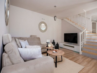 Villa Villa in Žrnovnica mit beheiztem Salzwasserpool - Features photo 24