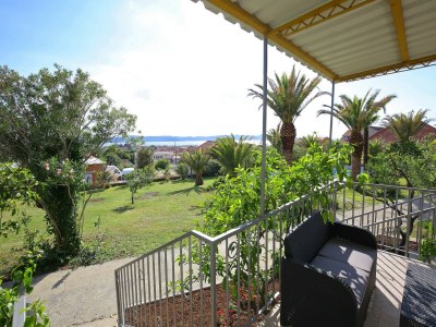 Holiday house Modern holiday home with pool - Outdoor photo 10