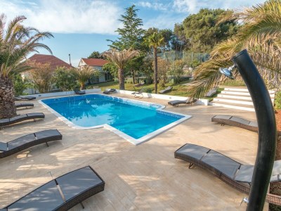 Holiday house Modern holiday home with pool - Outdoor photo 16