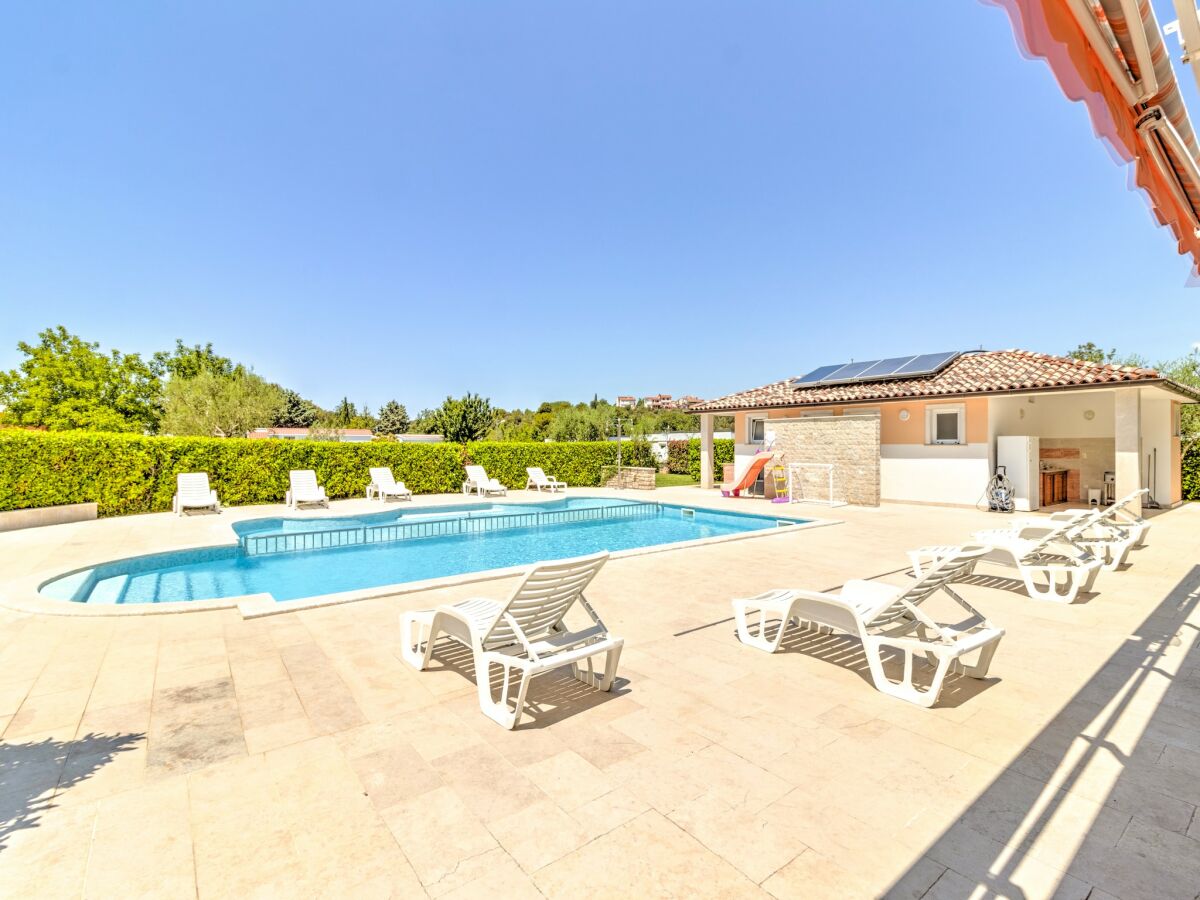 caravan Mobilheim in Banjole nahe Strand - Outdoor photo 2