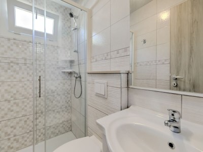 caravan Mobilheim in Banjole nahe Strand - Features photo 31