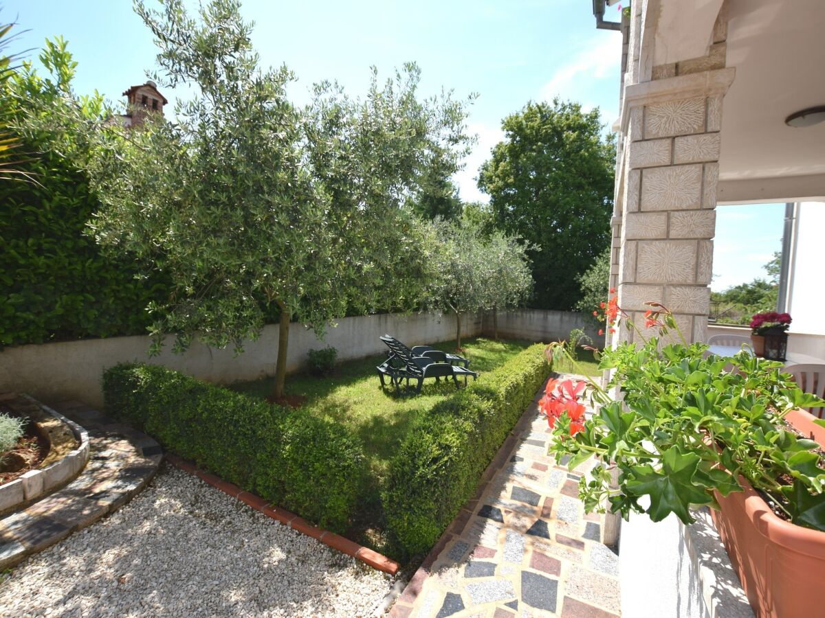 Holiday house Charming Villa with Pool in Zbandaj - Outdoor photo 5