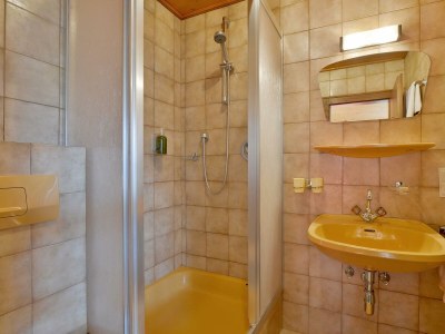 Holiday room Einzelzimmer mit Dusche, WC, TV - Features photo 13