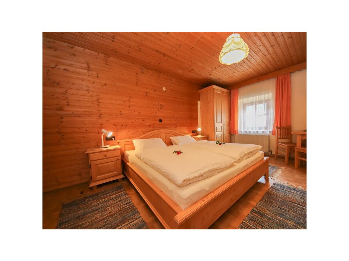 Holiday room Doppelzimmer, Dusche und Bad, WC, Bergseite