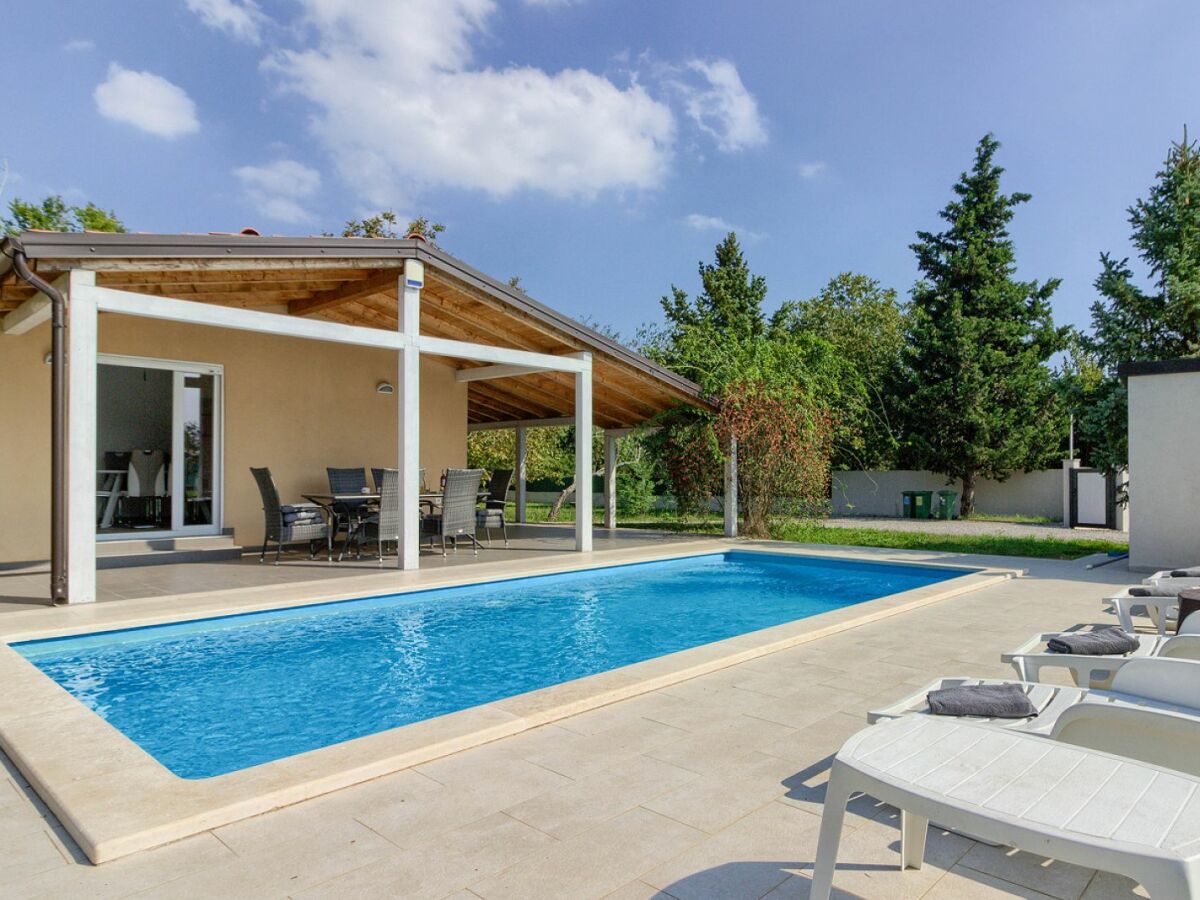Villa Nezakcij with pool and garden - Outdoor photo 5