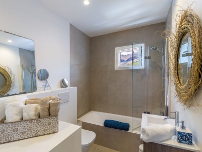 Villa Beautiful family house with pool next to sea - Features photo 17