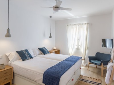 Villa Beautiful family house with pool next to sea - Features photo 18