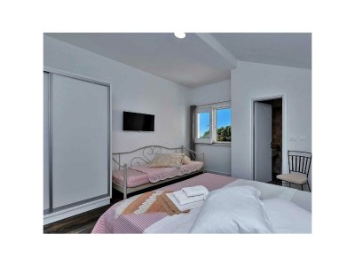 Holiday house Charming Villa Hill with Pool - Features photo 28