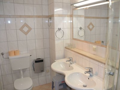 Apartment A Ferienhaus/2 Schlafräume/Dusche, Bad, - Features photo 36