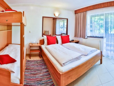 Holiday room Familienzimmer, Dusche, WC - Features photo 32