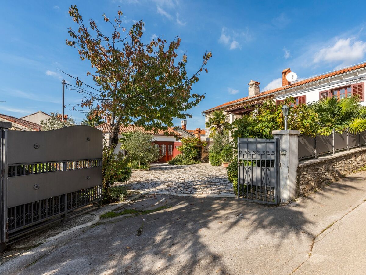 Apartment Apartment House Peresiji - AUB Three-bedroom apartment with shared pool - Outdoor photo 3