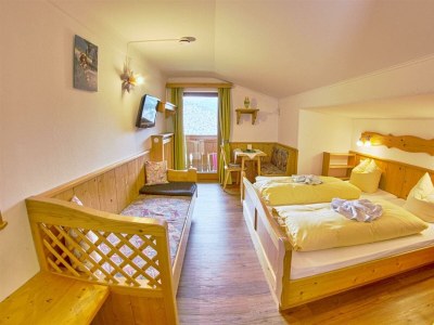 Holiday room Dach-Doppelzimmer mit Balkon, ab 4 Nächte HP - Features photo 60