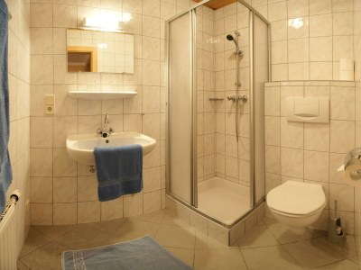 Holiday room Familienzimmer, Dusche, WC, waldseitig - Features photo 33