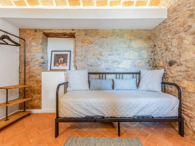 Holiday house Charming Home Near Vulpellac - Features photo 23