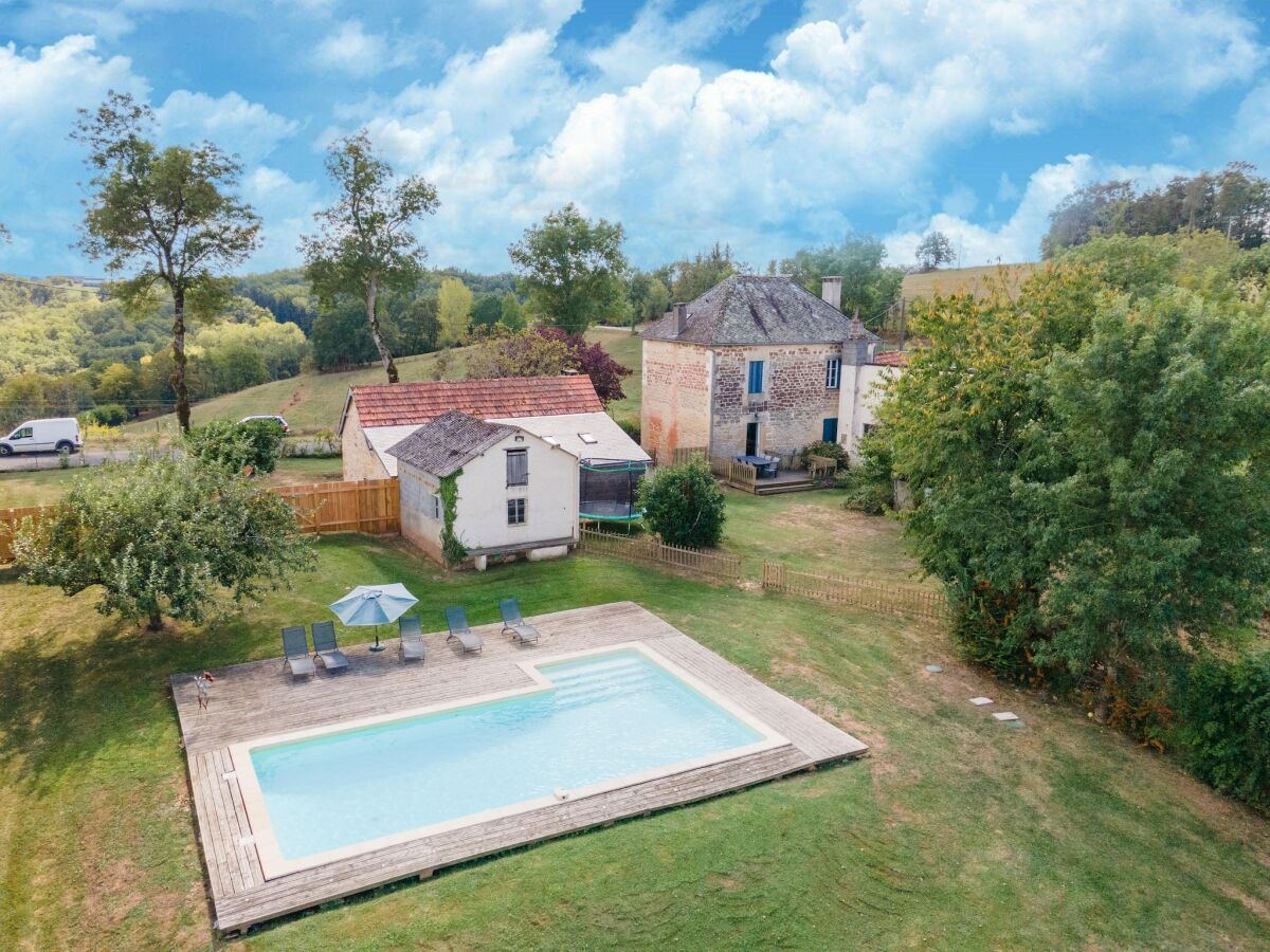 Holiday house Holiday home with pool in Coubjours - Outdoor photo 2