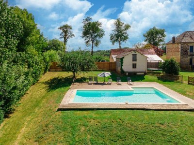Holiday house Holiday home with pool in Coubjours - Outdoor photo 8