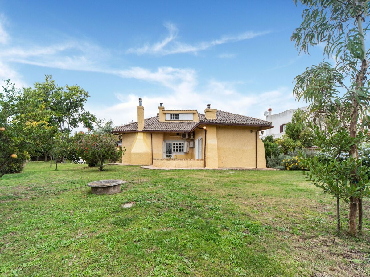 Holiday house Beautiful holiday home in Ardea with garden - Outdoor photo 3