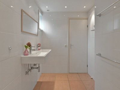 Bungalow Bungalow near Lake Veere for Water Sports - Features photo 10