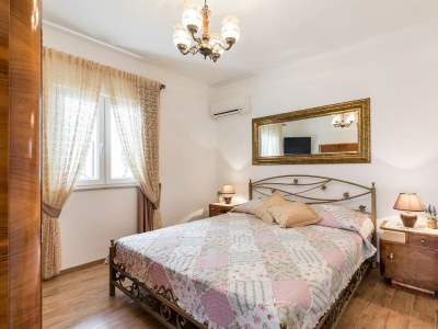 Villa Marivilla in Selca with heated pool - Features photo 21