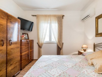 Villa Marivilla in Selca with heated pool - Features photo 23