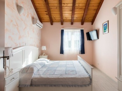 Villa Marivilla in Selca with heated pool - Features photo 25