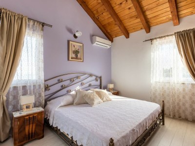 Villa Marivilla in Selca with heated pool - Features photo 28