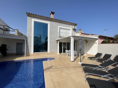 Holiday house Holiday home with pool Paradise 32 in Empuriabrava - Holiday house