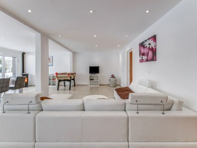 Holiday house Schצnes Ferienhaus in La Chaux mit Whirlpool - Features photo 17