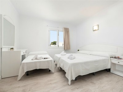 Guestroom Hostal Talamanca Hab. Triple - Features photo 6