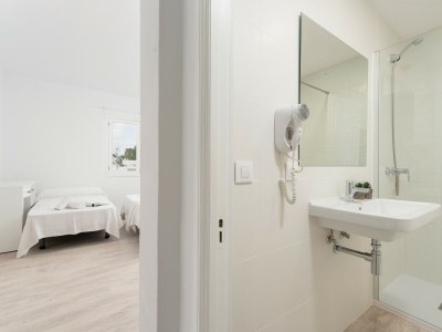 Guestroom Hostal Talamanca Hab. Triple - Features photo 8