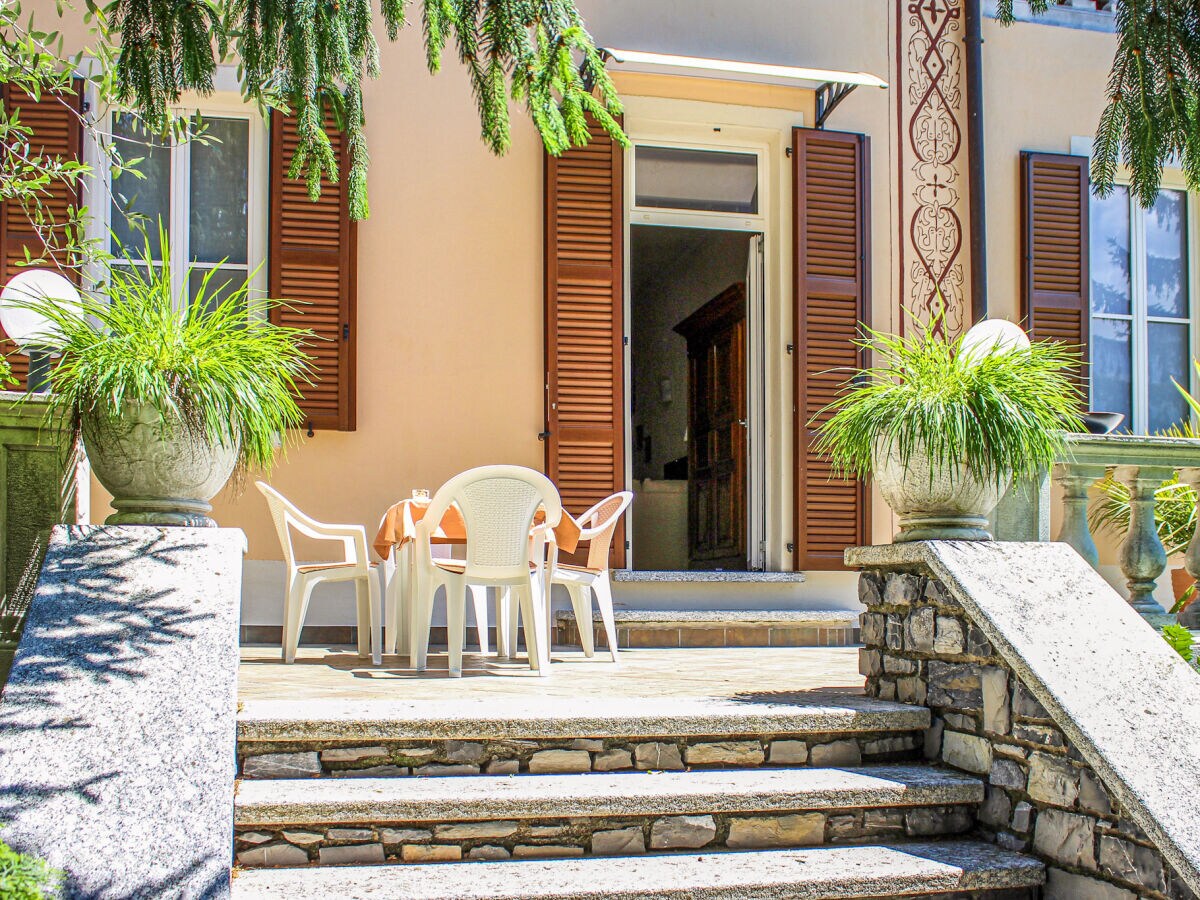Holiday apartment Palazzina GiardinoLago: Bianco - Outdoor photo 2