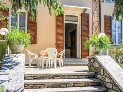 Holiday apartment Palazzina GiardinoLago: Bianco - Outdoor photo 2