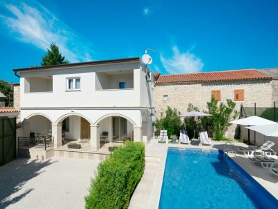 Villa Martin | Countryside Retreat with Pool - Outdoor photo 7