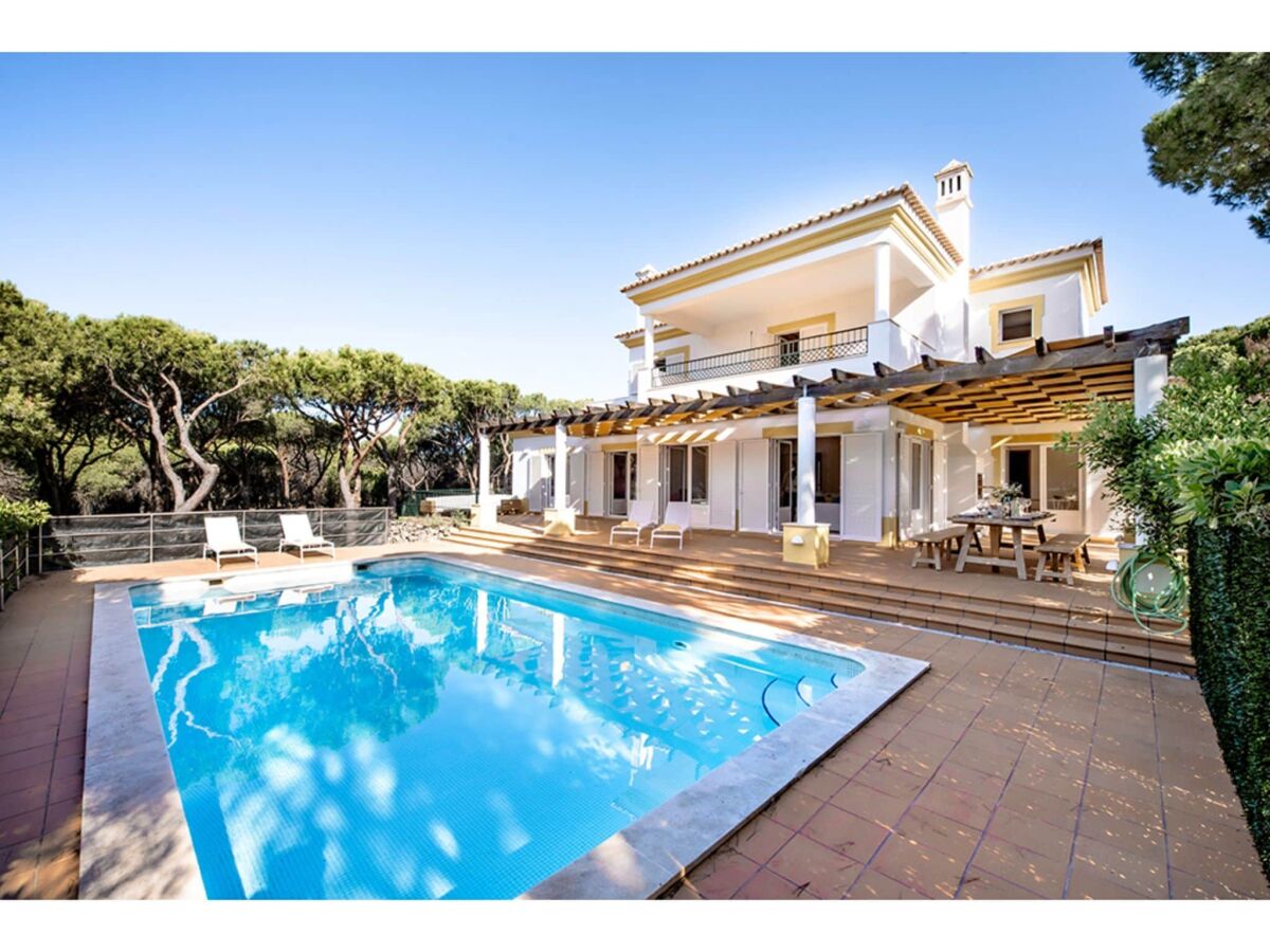 Villa Large villa with swimming pool within walking distance to the beach