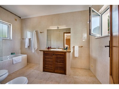 Villa Large villa with swimming pool within walking distance to the beach - Features photo 18