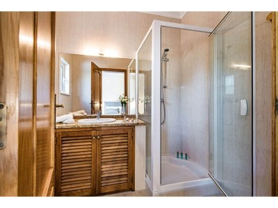 Villa Large villa with swimming pool within walking distance to the beach - Features photo 30