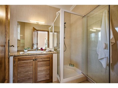 Villa Large villa with swimming pool within walking distance to the beach - Features photo 31