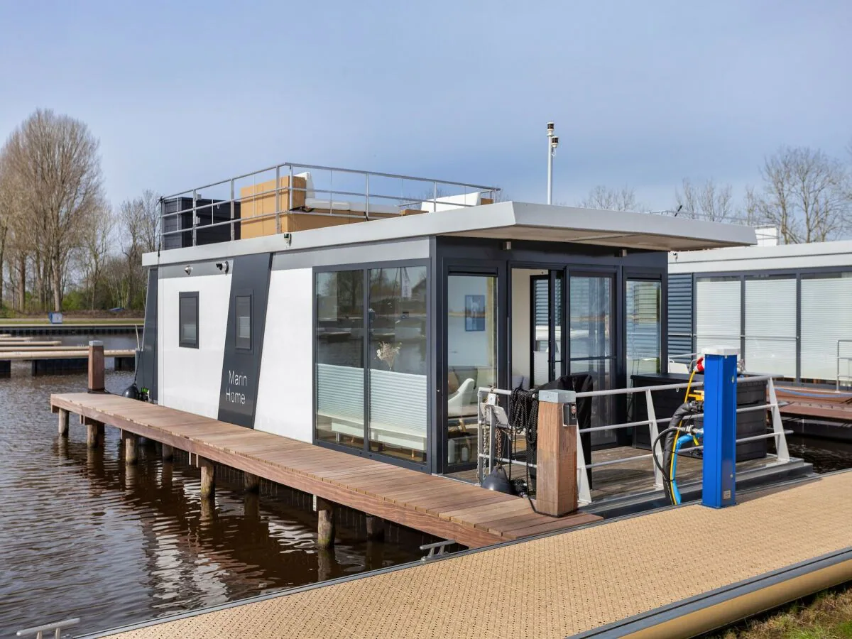 House boat Houseboat Sneekermeer with Garden and Views