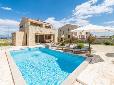 Villa Karin with heated pool in PRIVLAKA - Villa