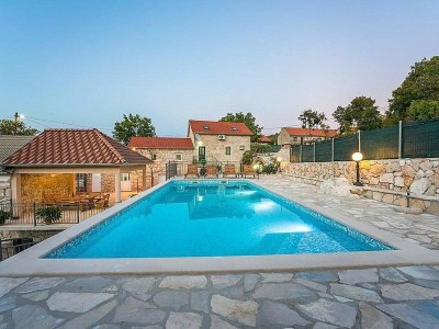 Holiday house Buljanovi Dvori with private Pool in Runović - Holiday house