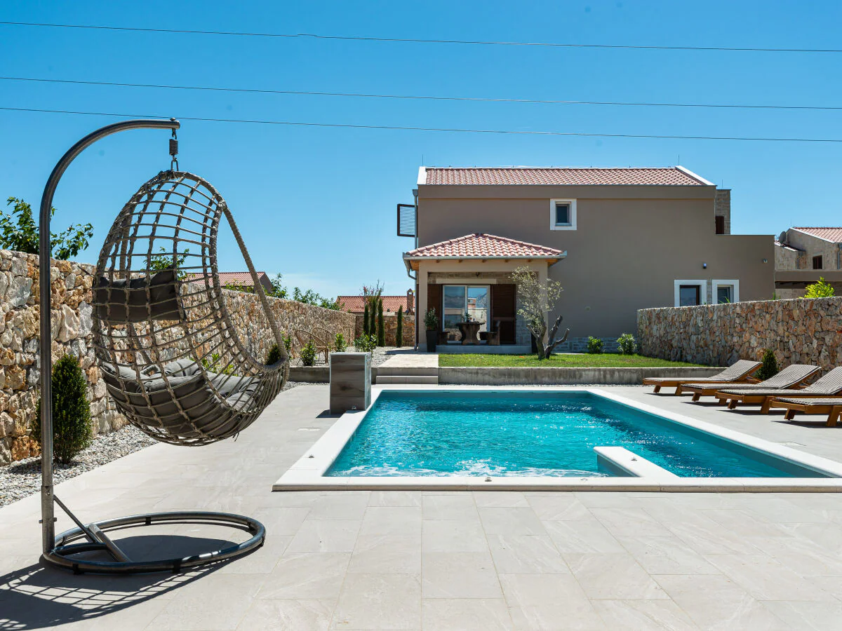 Villa with pool, jacuzzi and sauna