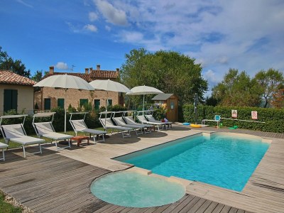 Holiday house Cottage in Montelabbate with Pool & Forest - Outdoor photo 10