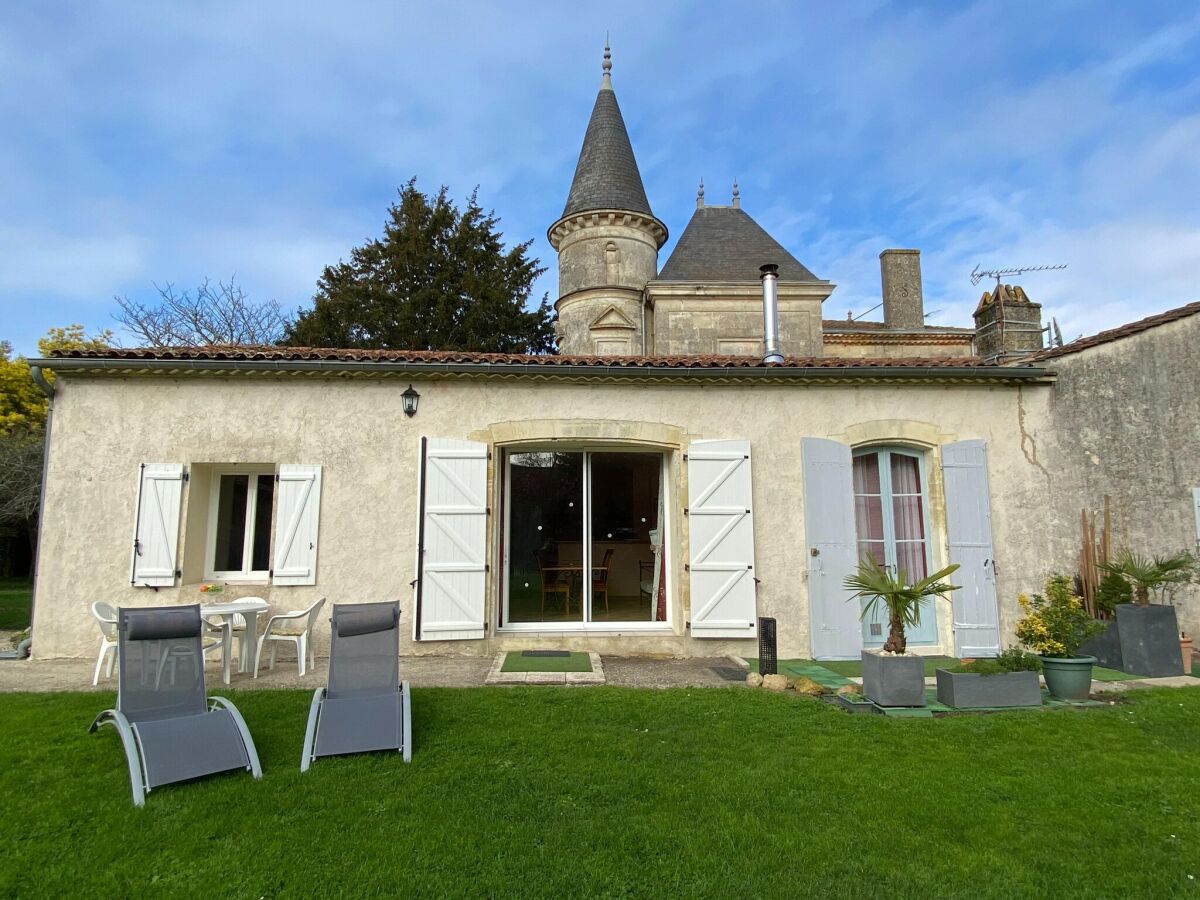 Holiday house Semi-detached house on a vineyard, Talais - Outdoor photo 5