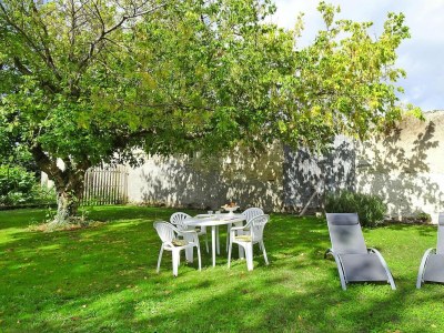 Holiday house Semi-detached house on a vineyard, Talais - Outdoor photo 3
