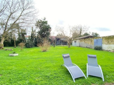 Holiday house Semi-detached house on a vineyard, Talais - Outdoor photo 7