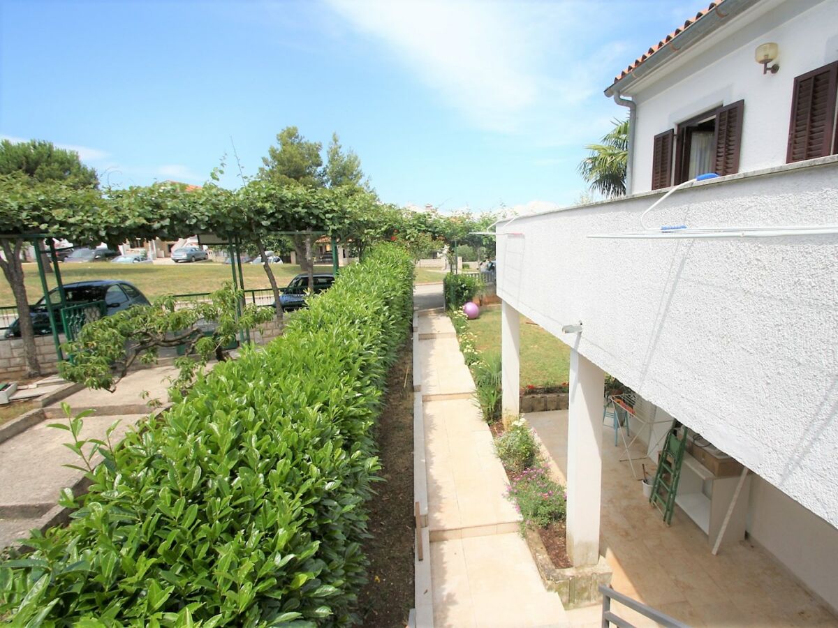 Apartment Dado VI with Garden View