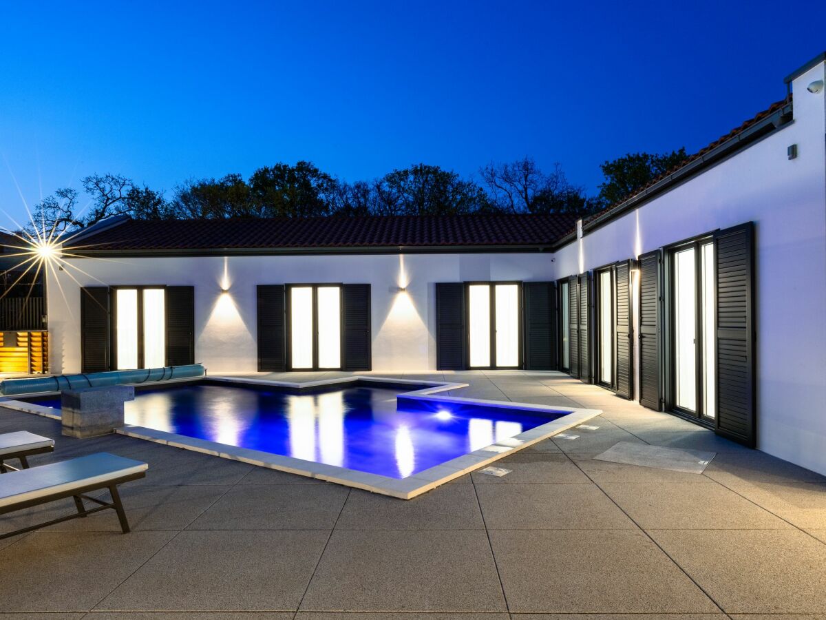 Villa Primus with heated pool & jacuzzi