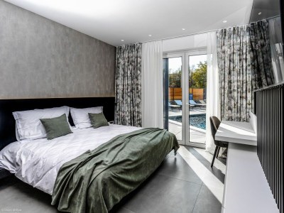 Villa Primus with heated pool & jacuzzi - Features photo 14