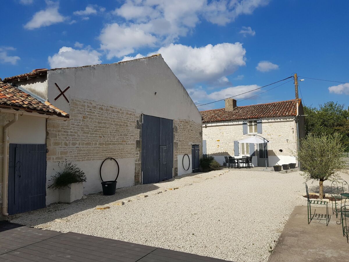 Holiday house Ferienhaus in Loubigné mit Pool & Terrasse - Outdoor photo 2