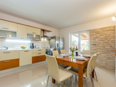 Holiday apartment GISELLE with large terrace and heated pool 50m2 - Features photo 18